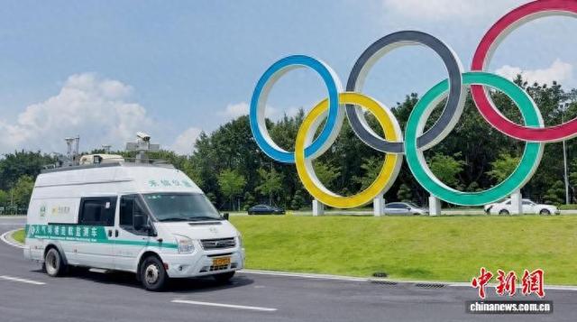 走航监测车在街道上监测环境.广州市生态环境局天河分局 供图