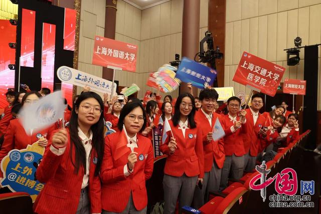 第八届中国国际进口博览会3865名志愿者整装待发。上海交通大学医学部越南留学生志愿者阮雄英 摄
