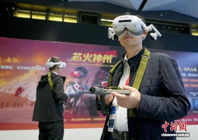 11月3日，2025世界显示产业创新发展大会创新成果体验区吸引与会者驻足参观与体验。 中新社记者 安源 摄