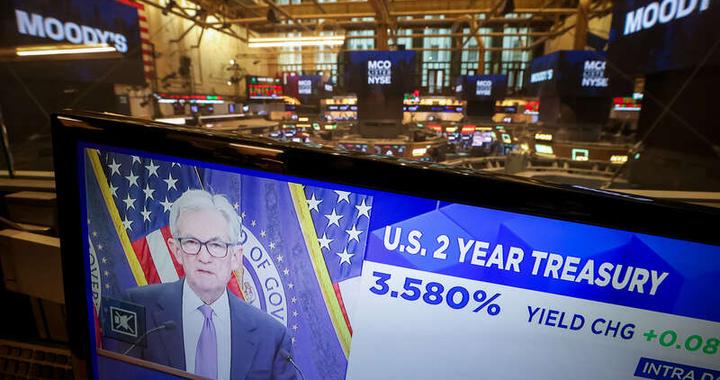 从抗通胀到护债务：美联储何以按下“缩表暂停键”