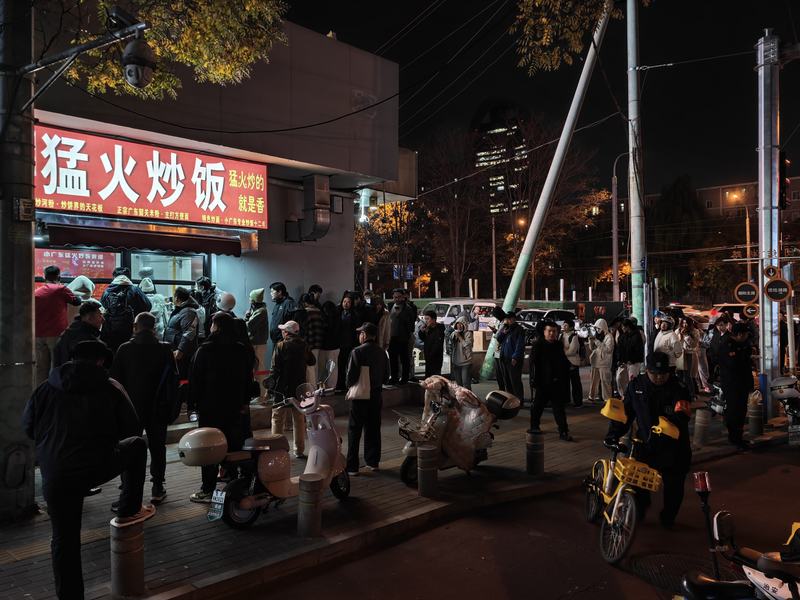 11月4日傍晚，“猛火炒饭”有了固定档口之后，食客们慕名前来排队。新京报记者 王巍 摄