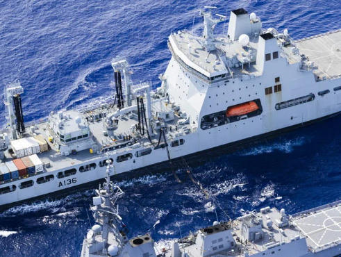 英国拉来艘补给船，也来闯南海