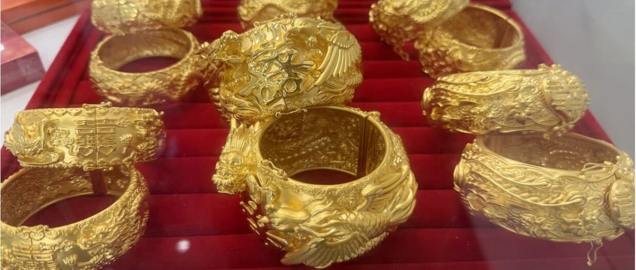 一小时等不来一位客人，知名金店锐减数百网点