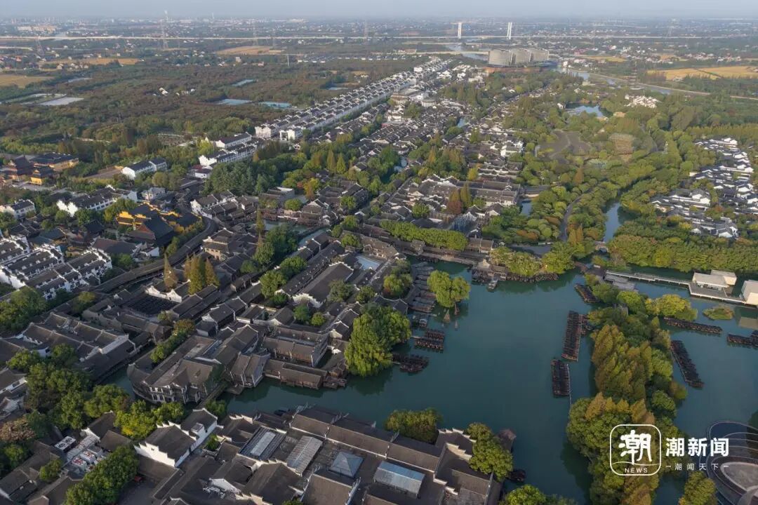 11月3日，乌镇景区和互联网国际会展中心航拍。记者 倪雁强 王志杰 通讯员 沈磊