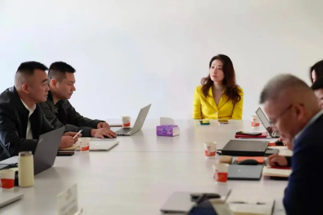  10月29日宗馥莉参加宏胜集团片区工作会议。图源：宏胜集团官方公众号