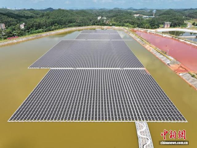 图为广西华昇水上漂浮式光伏电站。熊秋月 摄