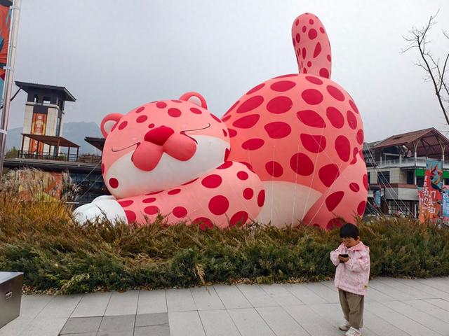11月6日，第25届北京电影学院动画学院奖开幕。图为高23.03米的卡通“福豹”气模。中青报·中青网记者 尹希宁/摄