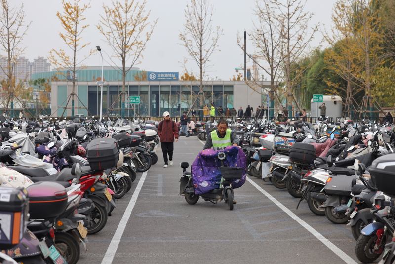 工作人员正在码放非机动车。新京报记者 王贵彬 摄