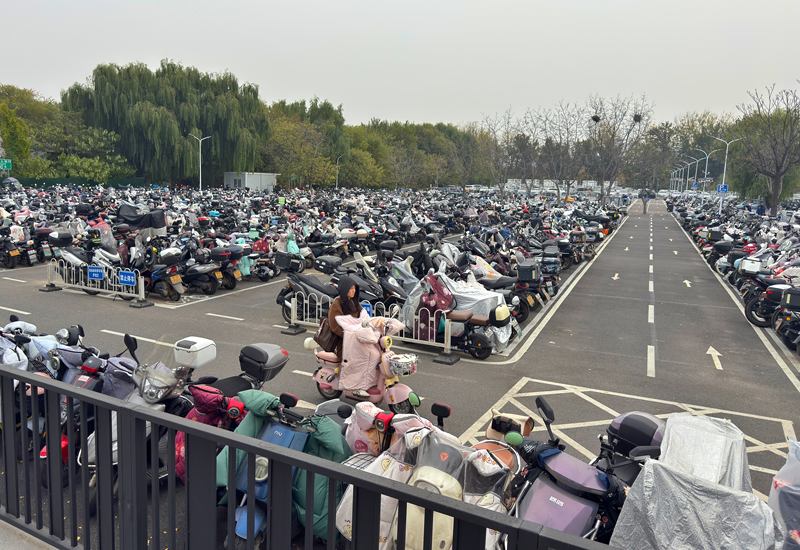 经过治理后，潞城地铁站外，非机动车分类有序停放。新京报记者 王贵彬 摄