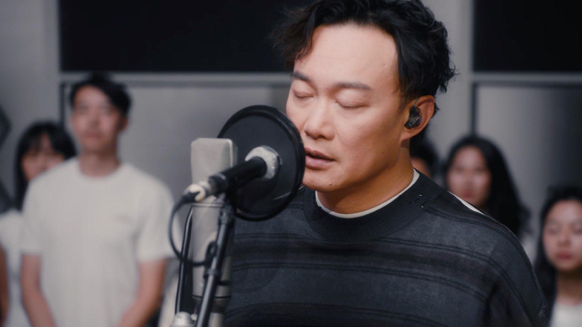 陈奕迅重录《K歌之王》,在录音室落泪|k歌之王air|K歌之王AIR|管弦乐团|歌曲|国语版_新浪新闻