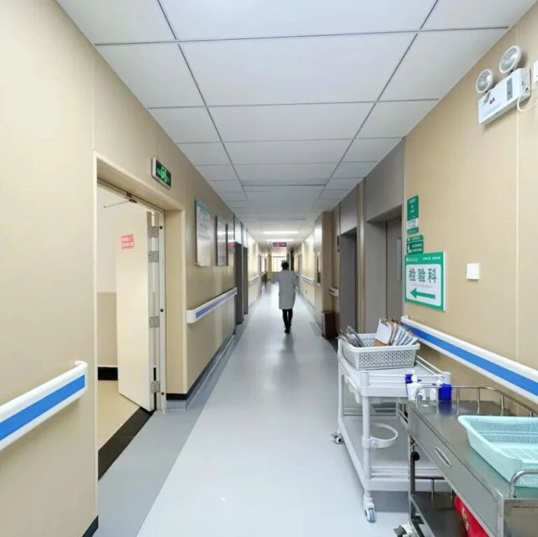 女子引产被拒，诞下女婴遭医生违规抱养，涉事医院被罚