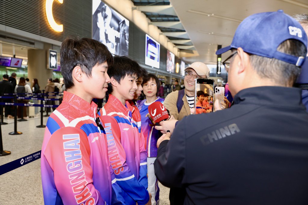 陈浩、李元壮和刘峻熙已经为上海队获得体操男子青年组团体金牌。王佳斌 摄