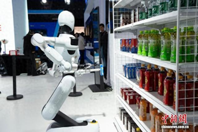 11月6日，“互联网之光”博览会上的机器人为顾客拿取商品。 中新社记者 王逸飞 摄