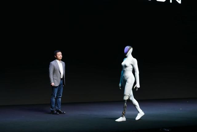 发布会现场拆卸机器人以自证、小鹏供图