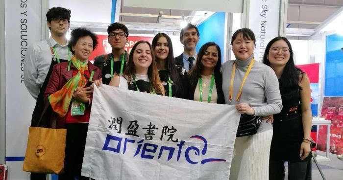 （第八届进博会）西班牙青年初涉进博会　在“四叶草”推开机会之窗