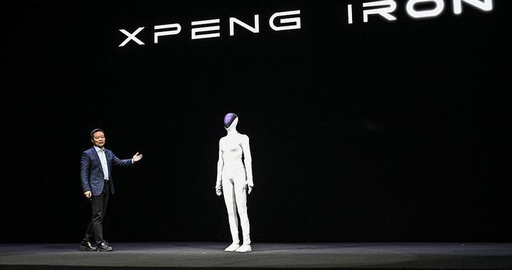 何小鹏：人形机器人明年底量产，软硬件标准要符合甚至超过“车规”