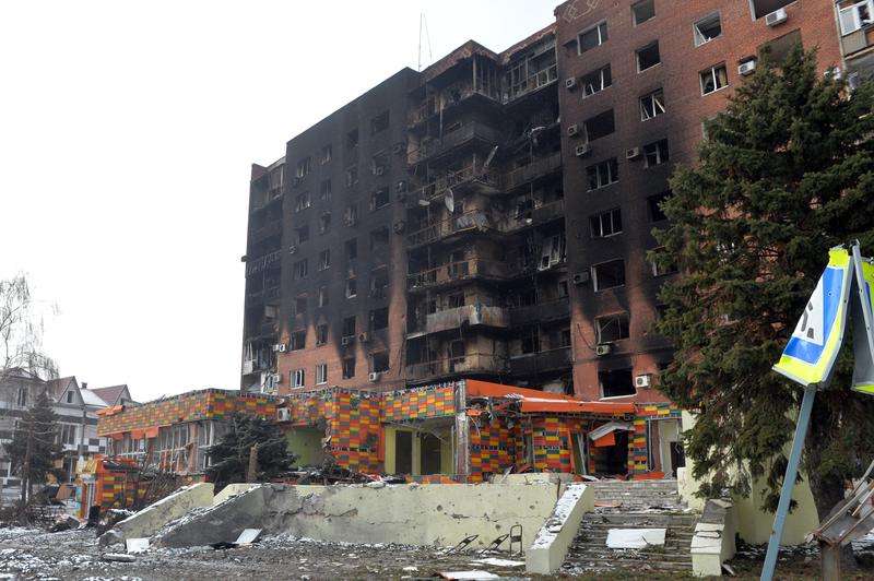 这是2月7日拍摄的波克罗夫斯克市中心被炸毁的建筑。新华社发（彼得·德鲁克摄）