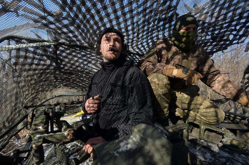 2月9日，位于波克罗夫斯克防线的乌军第5独立重型机械化旅第1坦克营士兵在进行日常作战训练。 新华社发（彼得·德鲁克摄）