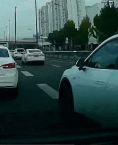 交警反问:“他为什么要避让?”|变道_新浪财经_新浪网