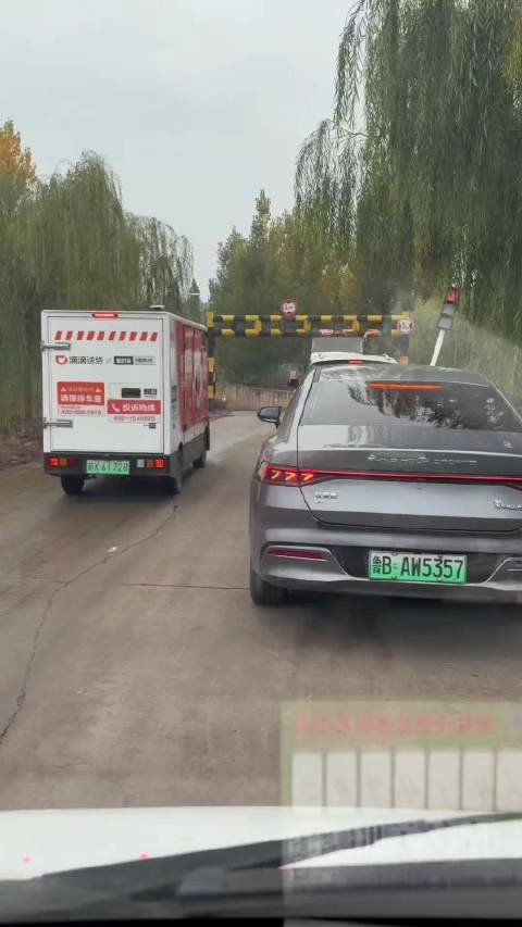 韵达无人车逆行占用对向车道致堵车，大型厢体无人车上路合规吗？