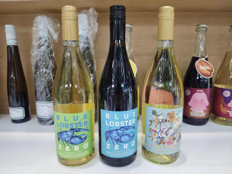 天鹅庄重点展出的无醇、低醇葡萄酒。 新京报记者 郭铁 摄