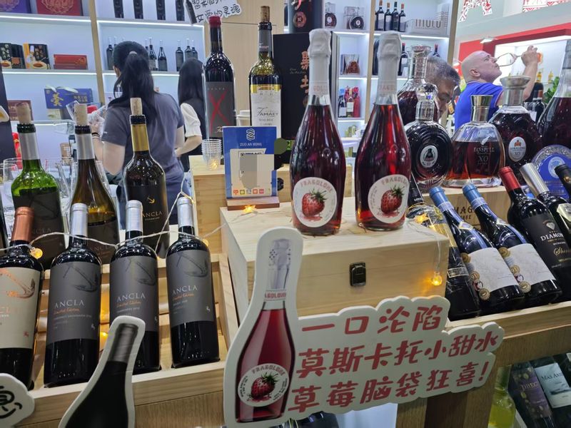 某酒商进博展台。 新京报记者 郭铁 摄