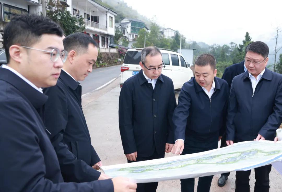 陳華在保健酒業(yè)公司同民園區(qū)調研