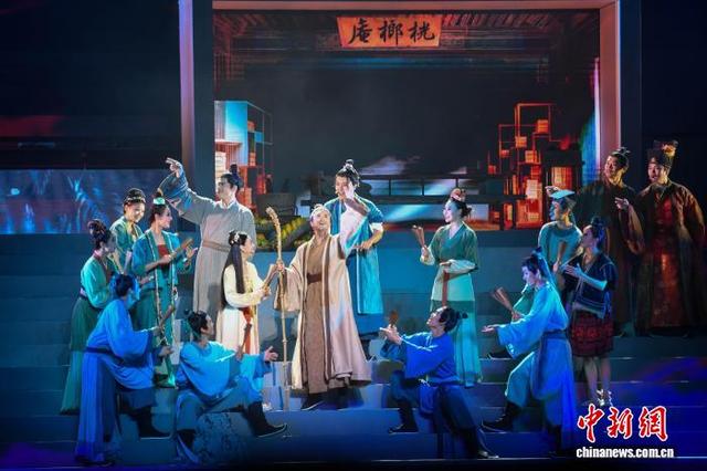 11月8日晚，中国首部AI概念国风音乐剧《心安东坡》在海南澄迈首演。 中新网记者 骆云飞 摄