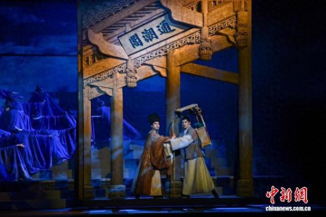 11月8日晚，中国首部AI概念国风音乐剧《心安东坡》在海南澄迈首演。中新网记者 骆云飞摄