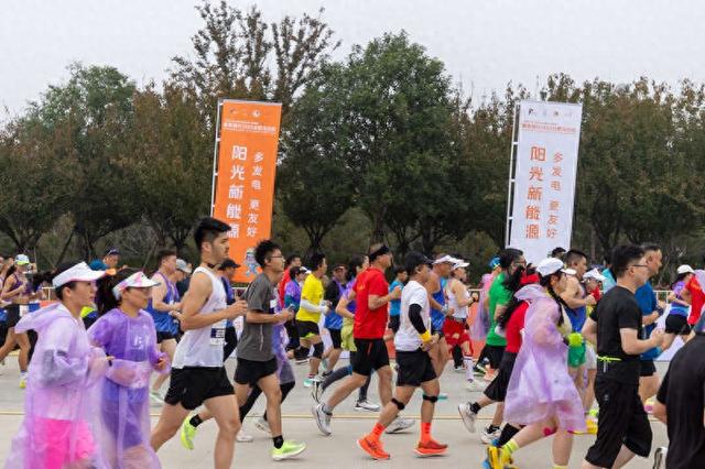 图为合肥马拉松比赛现场。钱文静/摄