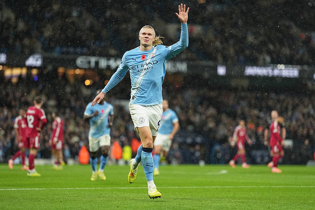 体坛联播｜曼城3比0横扫利物浦，37岁80天莱万帽子戏法