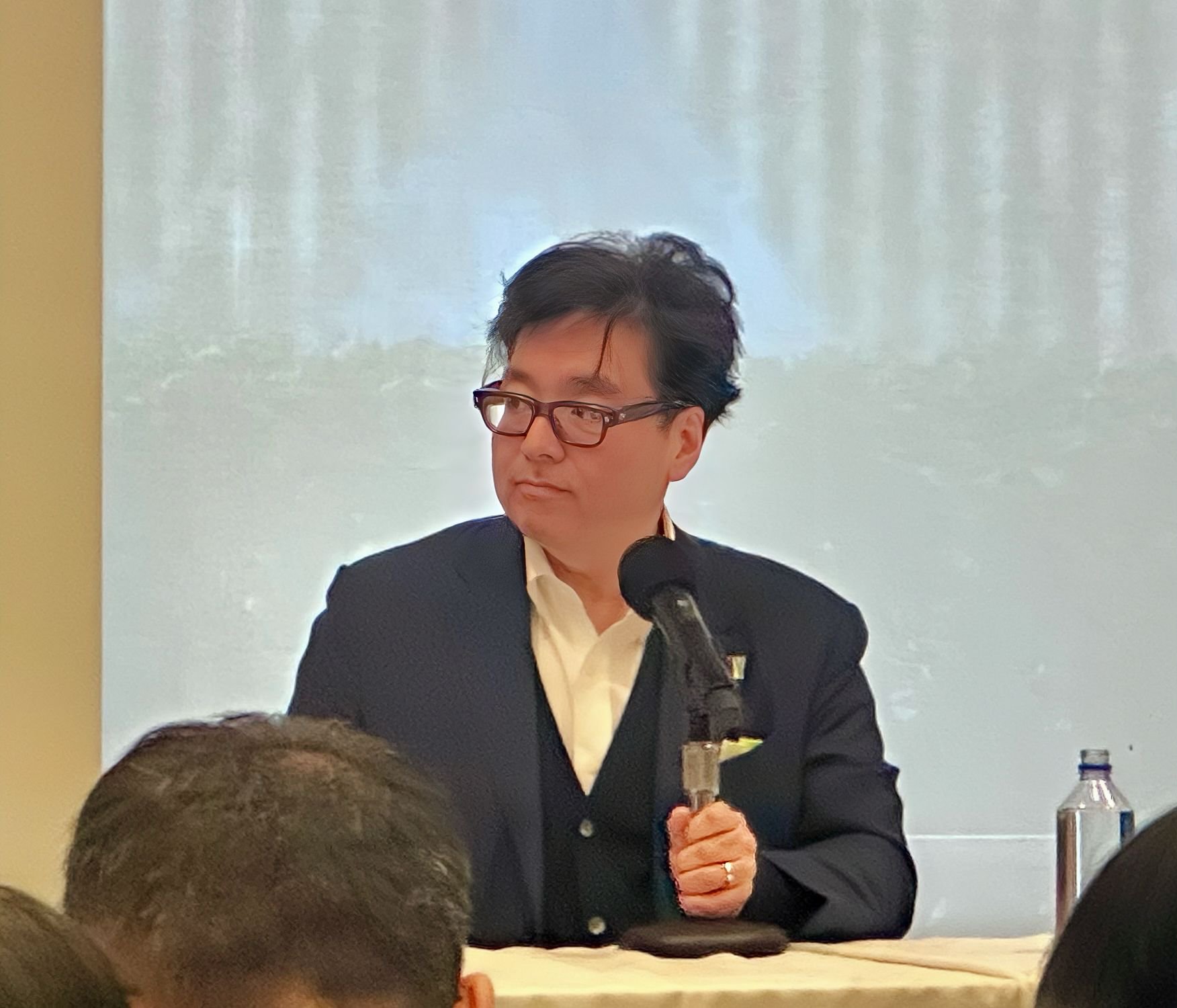 直击“华尔街神算子”:未来十年AI相关支出将达4万亿美元|人工智能相关基金|美股|ai概念股|摩根大通|前海开源人工智能主题混合_新浪新闻