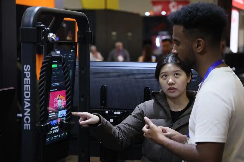 展商向观众演示产品使用 来源：CES