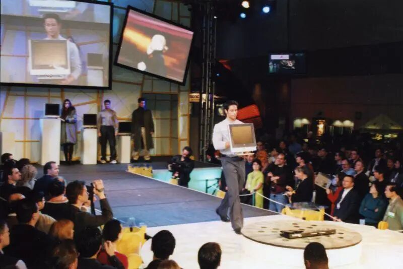 2002年CES上模特走秀展示展品 来源：CES