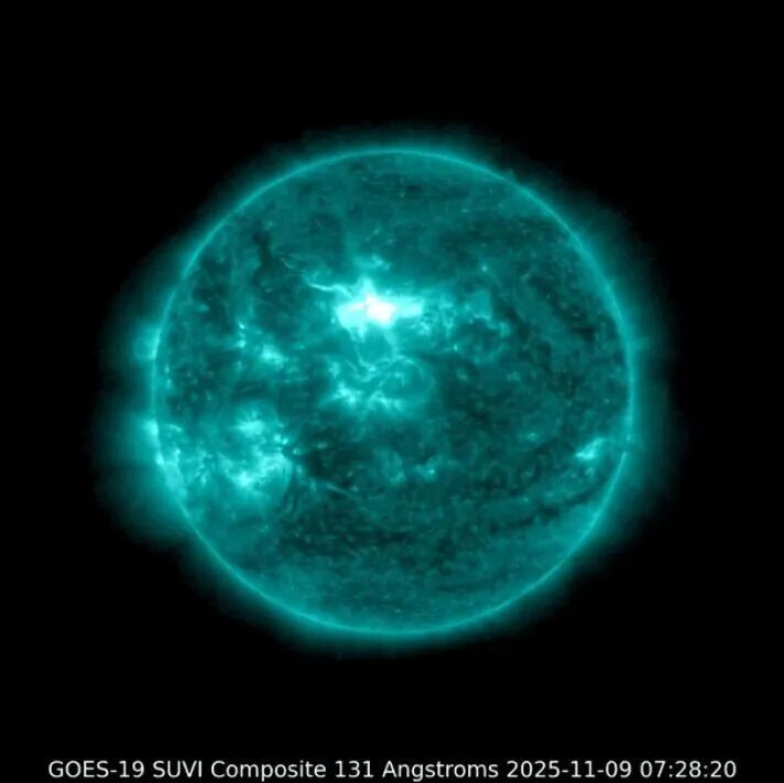 图中明亮闪光就是太阳耀斑。