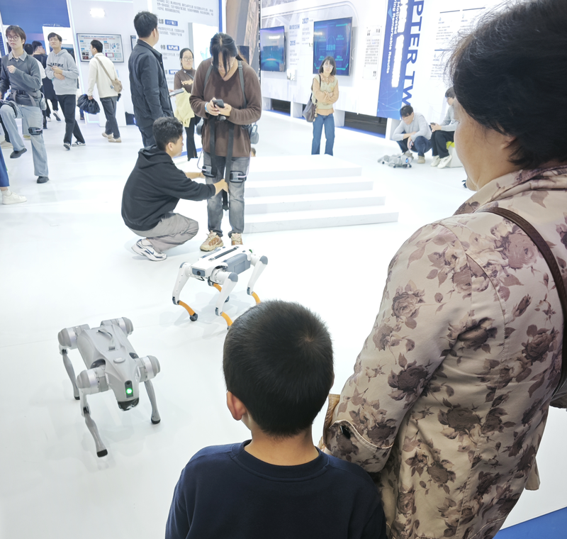 “互联网之光”博览会上，观众体验机器狗和可穿戴式设备 新京报贝壳财经记者罗亦丹/摄