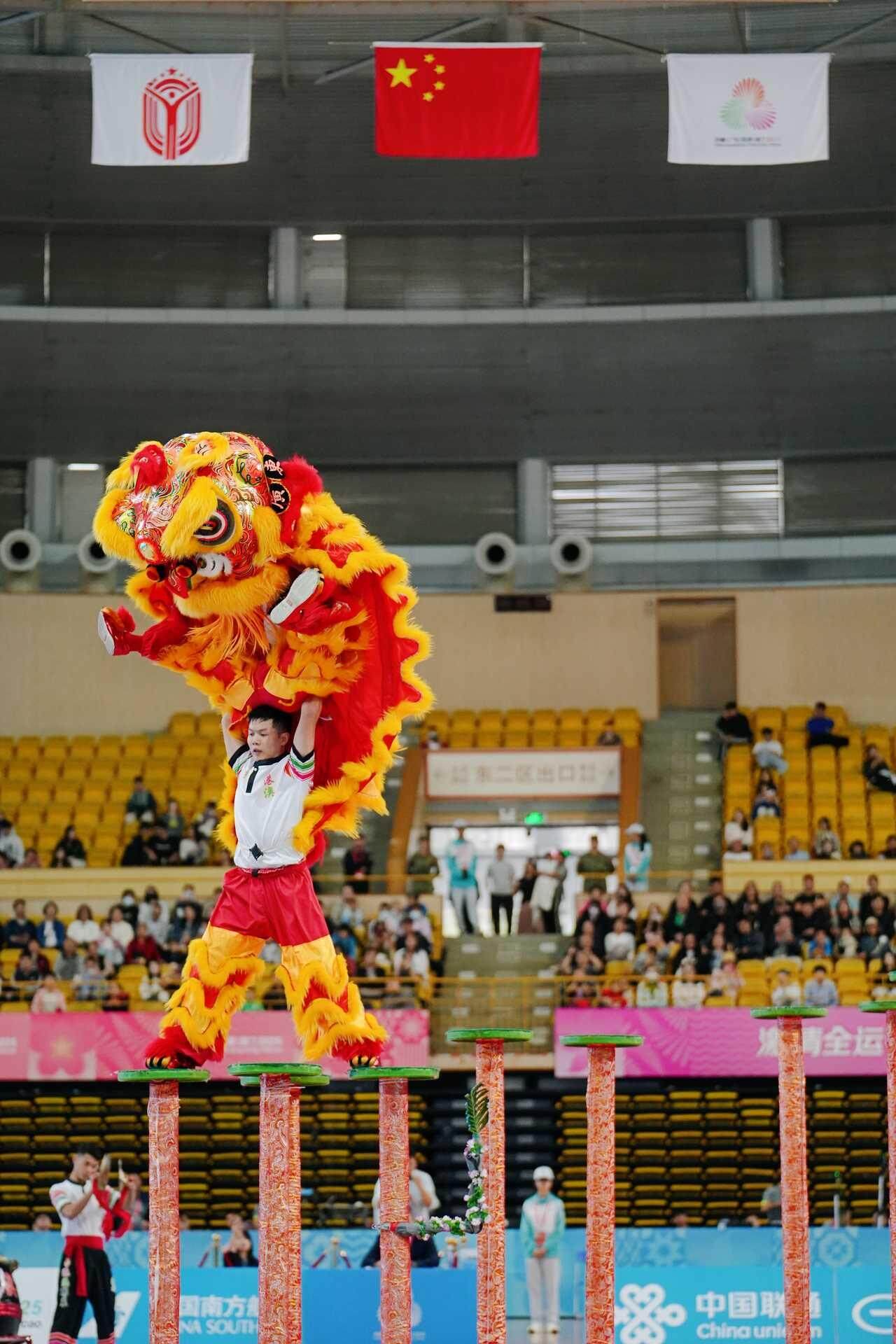 粤港澳联队勇夺十五运会舞龙舞狮项目首金!深圳宝安福海桥头醒狮领衔铸就“湾区荣光”|澳门|全运会|队员|南狮|青年_新浪体育_新浪新闻
