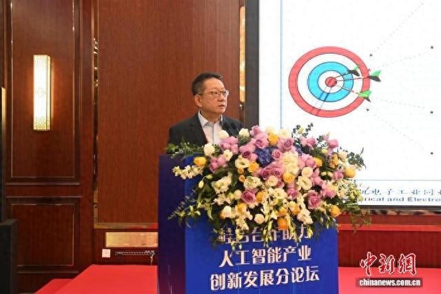 图为邱全成在会上发言。中新网记者 蒋雪林 摄