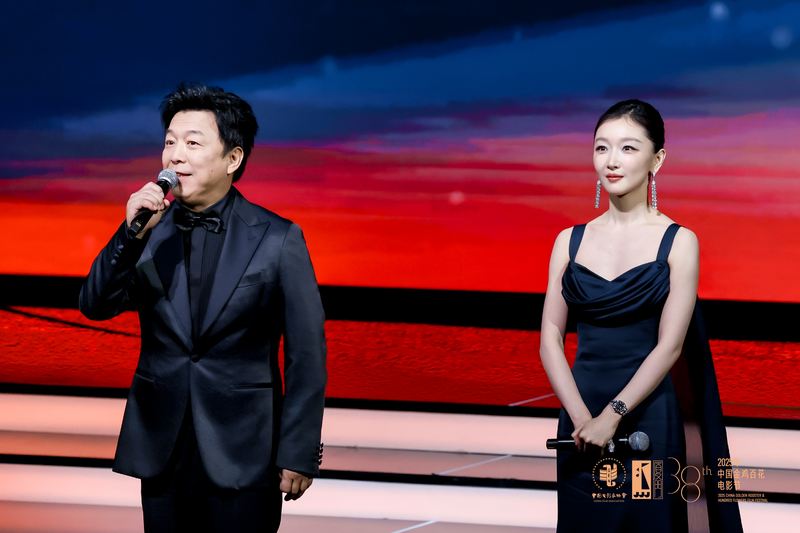 黄渤和周冬雨。