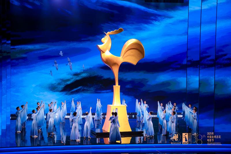 2025年中国金鸡百花电影节开幕式在厦门闽南大戏院举办。