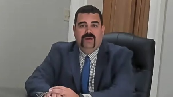 美国一名13岁女生，因掌掴在校园传播其人工智能生成裸照的男生，而被学校开除