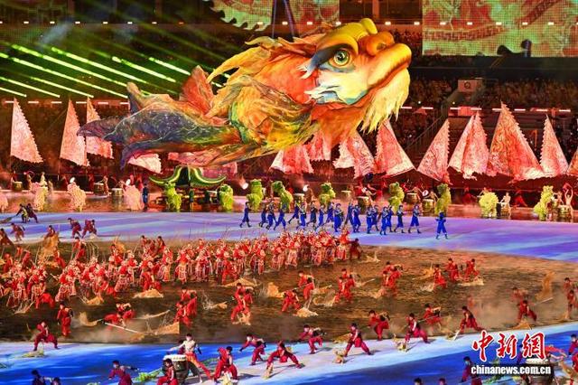 11月9日晚，第十五届全国运动会开幕式在广东奥林匹克体育中心举行。图为鳌鱼造型花灯。 中新社记者 陈骥旻 摄