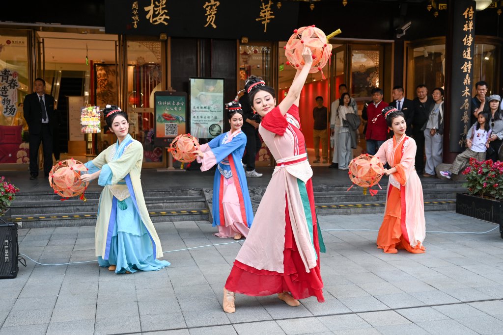 魔都眼｜传统技艺正青春！豫园打造全国非遗体验场|澎湃新闻|朱伟辉|上海市|上海豫园|游客_新浪新闻