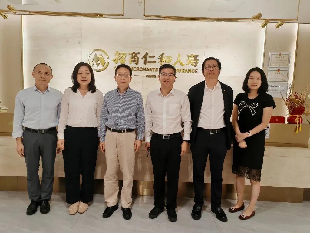 張東(左三)、陳宇(右二)