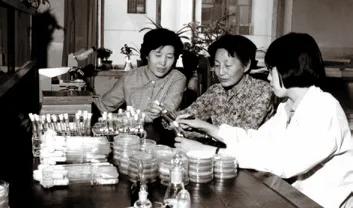 郑儒永（中）在微生物所真菌研究室与同事和学生在研究毛霉菌种。