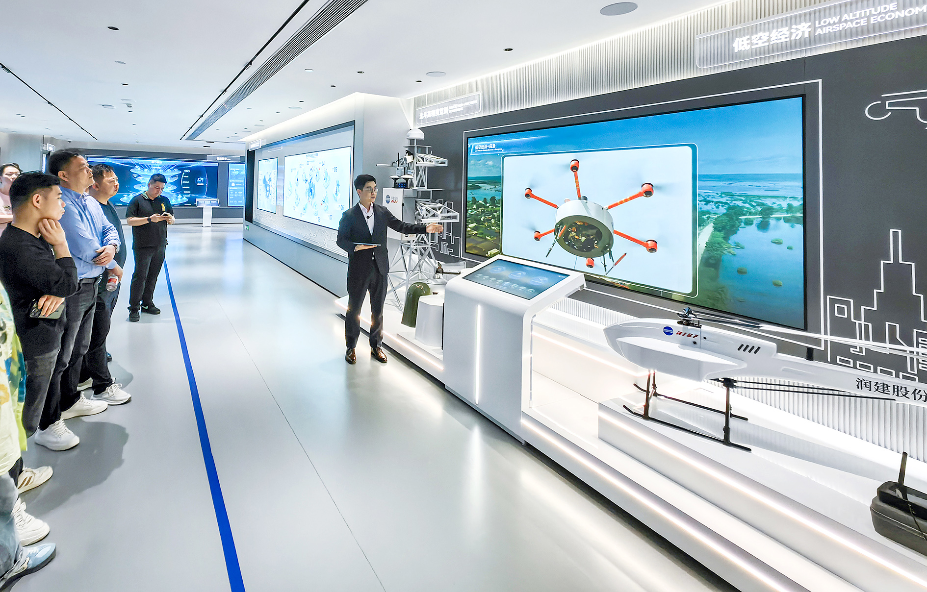     在润建股份有限公司人工智能展厅，工作人员介绍低空经济场景应用相关情况。    本报记者叶子榕 摄