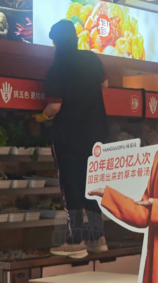杨国福麻辣烫工作人员被曝脚踩菜柜搞卫生:食材安全引担忧(图2)