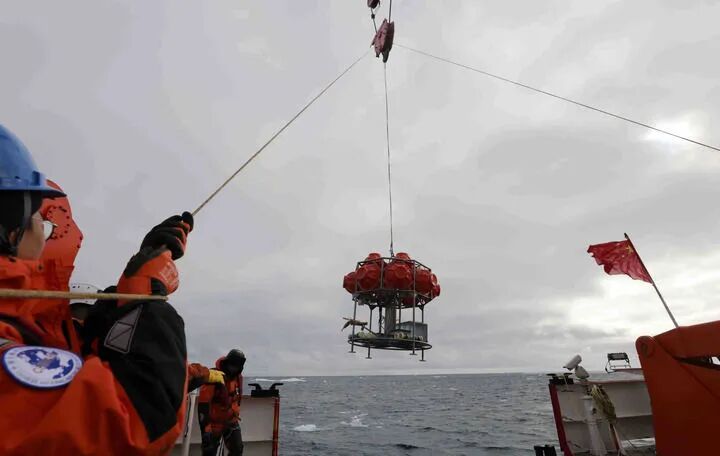 2025年8月14日，科考队员回收Lander。