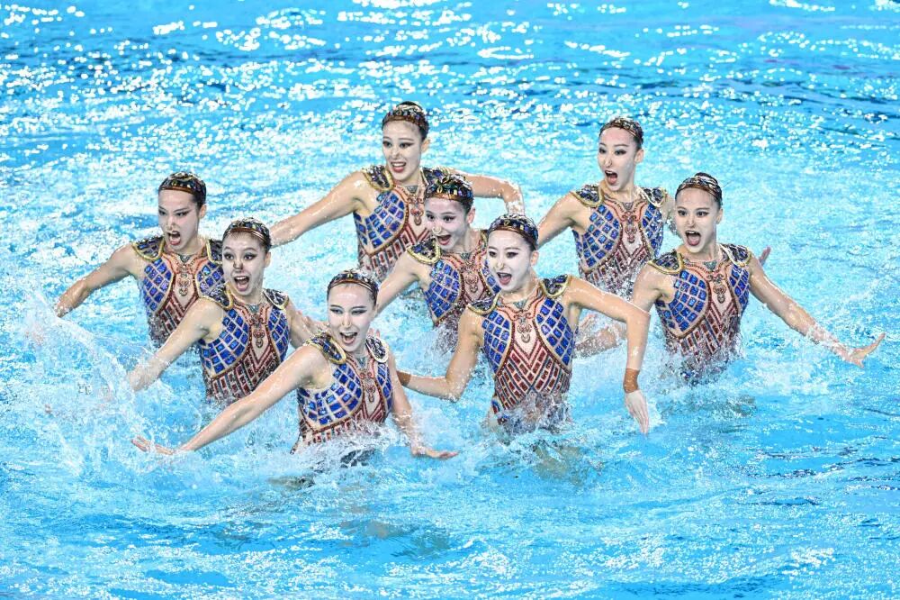 北京体育大学队选手在集体技巧自选比赛中。