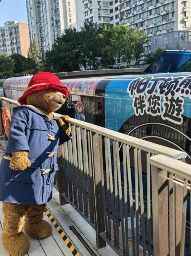 “帕丁顿熊”与游客互动。主办方供图
